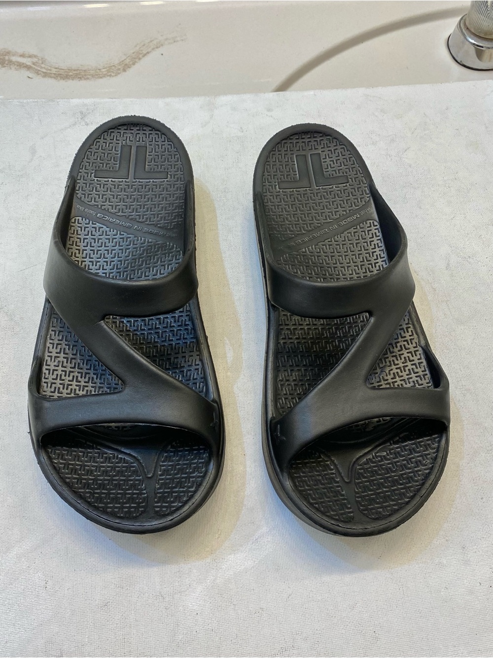 TELIC Women Z-Straps energy sandals Size 7.5 excellent condition perfect bottom